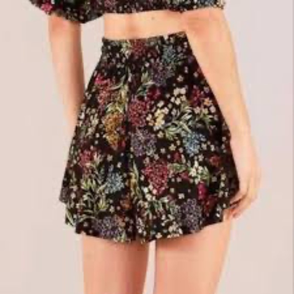 🌺✨ Farm Rio Black Floral Shorts – Size M ✨🌺 - Picture 1 of 6